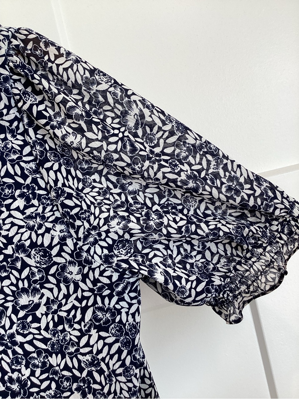 JCrew V-Neck Short Sleeve Ruffle Blouse Small White Navy Floral - Picture 8 of 9